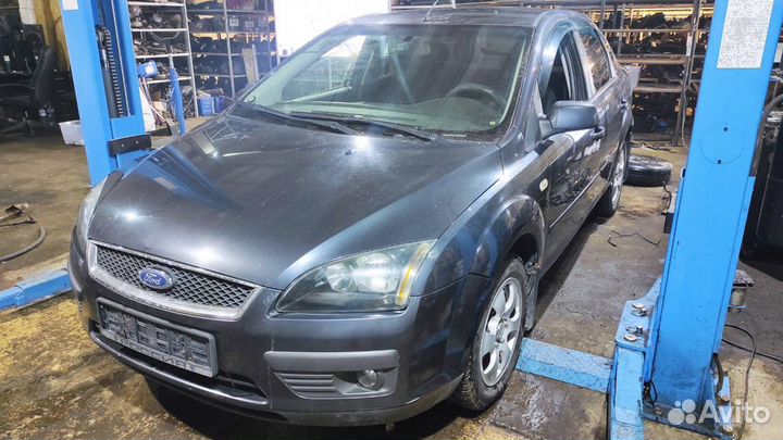 Обшивка багажника правая Ford Focus 2 1365402