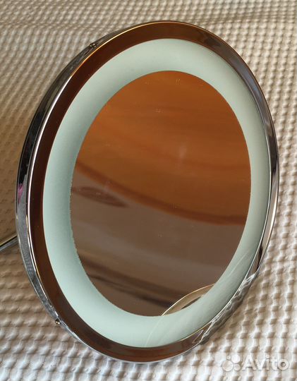 Зеркало с увеличением и подсветкой