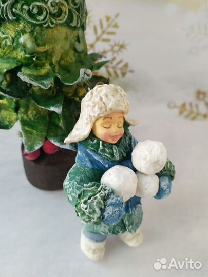 Мальчик со снежками