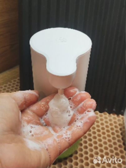 Сенсорный дозатор для жидкого мыла. Делает пену