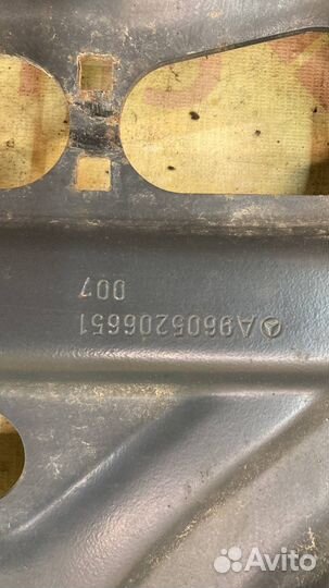 Кронштейн крыла передний левый Mercedes-Benz