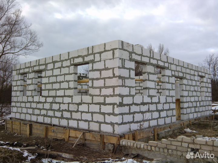 Кладка блока, каменщик, возведение стен