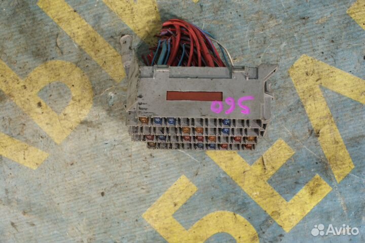 Серый блок предохранителей Volvo S60