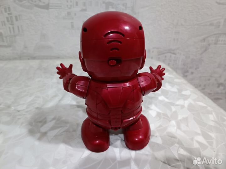 Танцующий робот железный человек