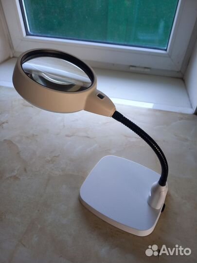 Лампа настольная с линзой 5-кратного увеличения