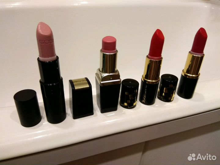 Помады: пудровая, розовая, красная; лак