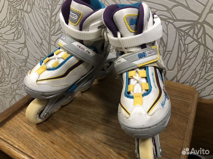 Ролики, роликовые коньки, и шлем reaction