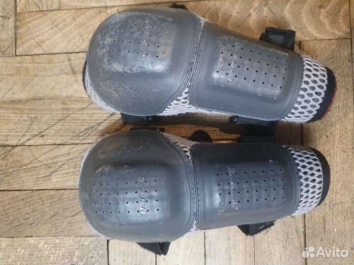 Наколенники dainese