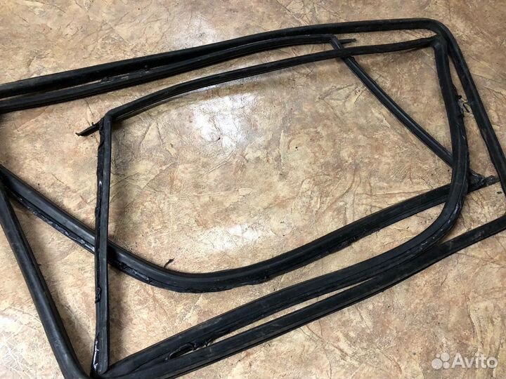 Уплотнители задних стекол W124 универсал