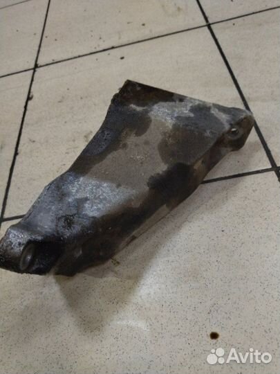 Кронштейн двигателя передний левый Volkswagen