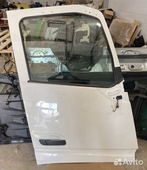 Дверь передняя правая Volvo FH5 82412108