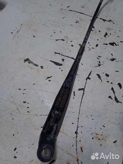 Поводок дворника левый Mercedes W638 Vito