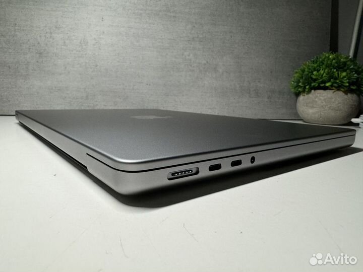 MacBook Pro 14 2023 M3 8гб/1024гб (5 циклов)