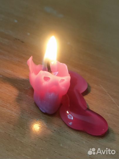 Праздничные свечи в виде черепов