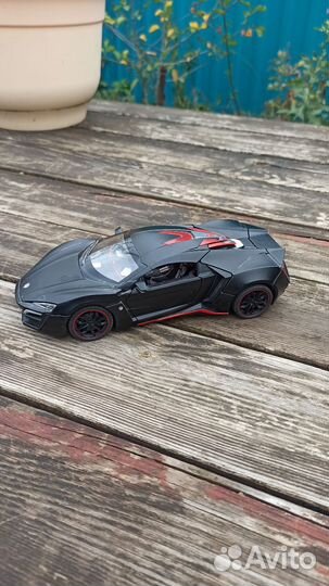 Металлическая модель машины