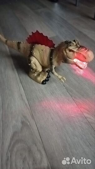 Динозавр с пультом управления