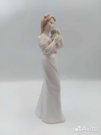 Статуэтка фарфоровая Дама с кошкой