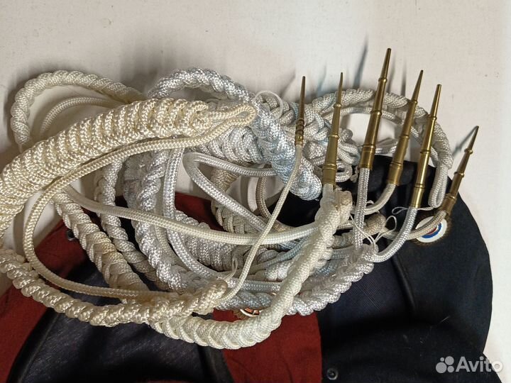 Береты аксельбанты