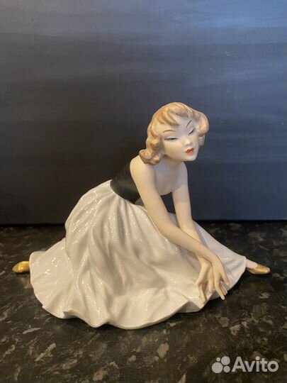 Фарфоровая статуэтка балерина