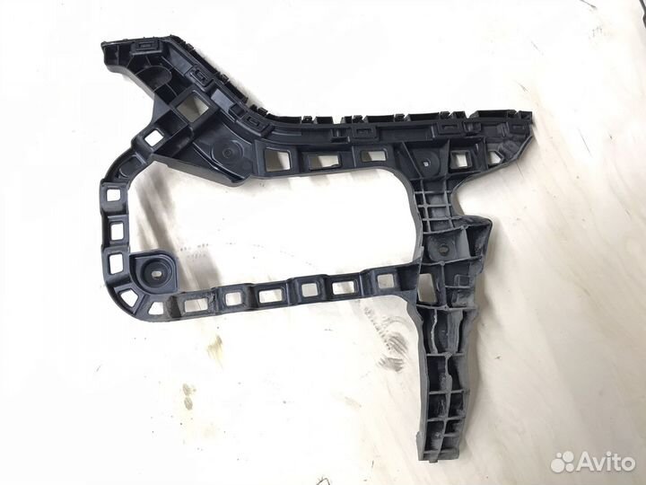 Правый кронштейн заднего бампера Passat B8 седан