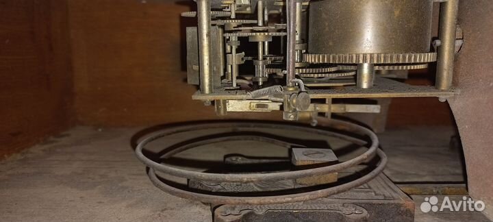 Старинные настенные антикварные часы с боем