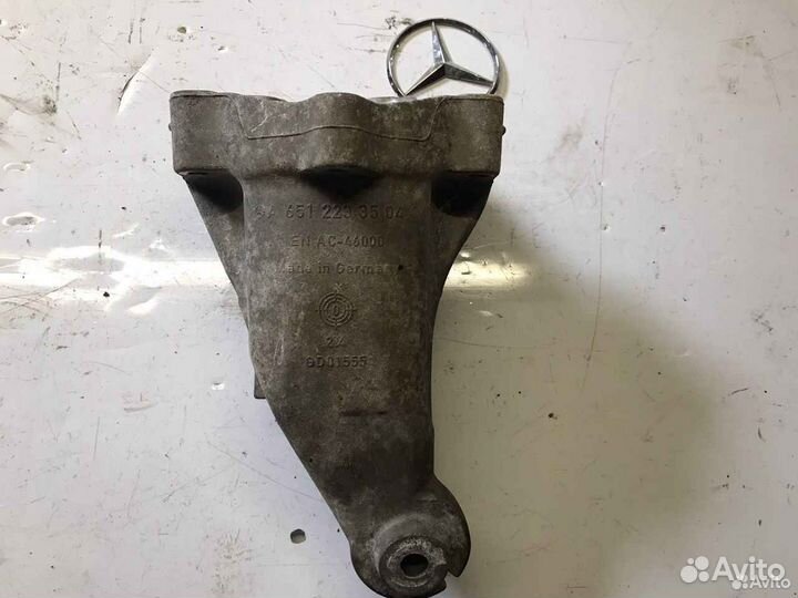 Кронштейн опоры справа Мерседес м651