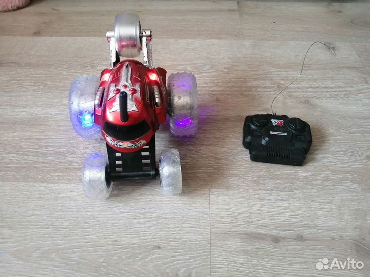 Игрушечная машинка на радиоуправлении