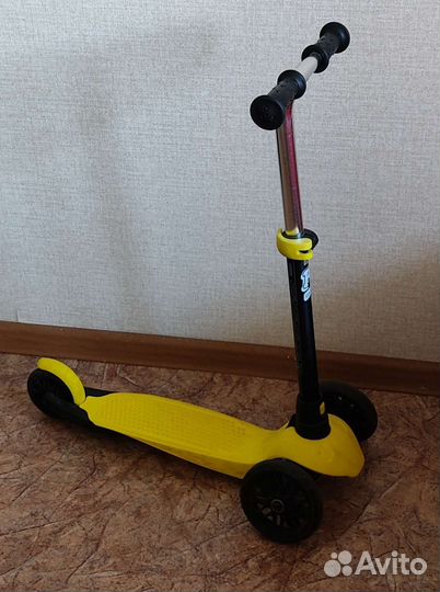Самокат трехколесный
