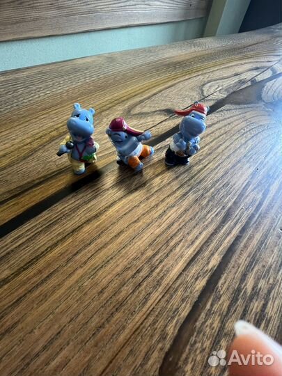 Игрушки из киндер сюрприза набором