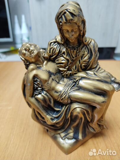 Статуэтка дева Мария с И.Х