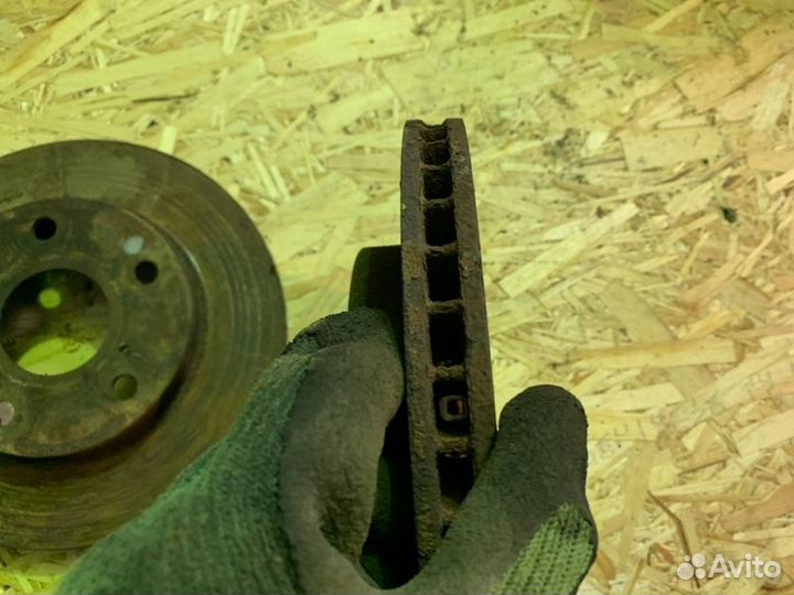 Тормозные диски левый правый переднее Toyota Camry