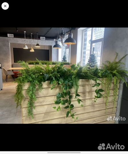 Бордюр из искусственных растений цветов в перегоро