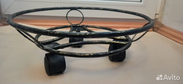 Кованная подставка для цветов на колесиках