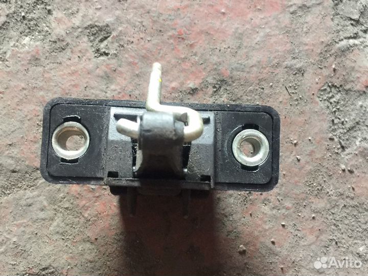 Замок крышки багажника Renault Logan Sandero