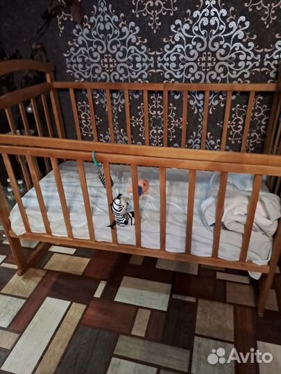 Детская кроватка с маятником