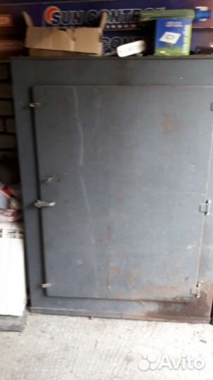 Сейф гаражный металлический с полками