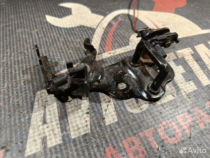 Ответная часть замка крышки багажника задняя