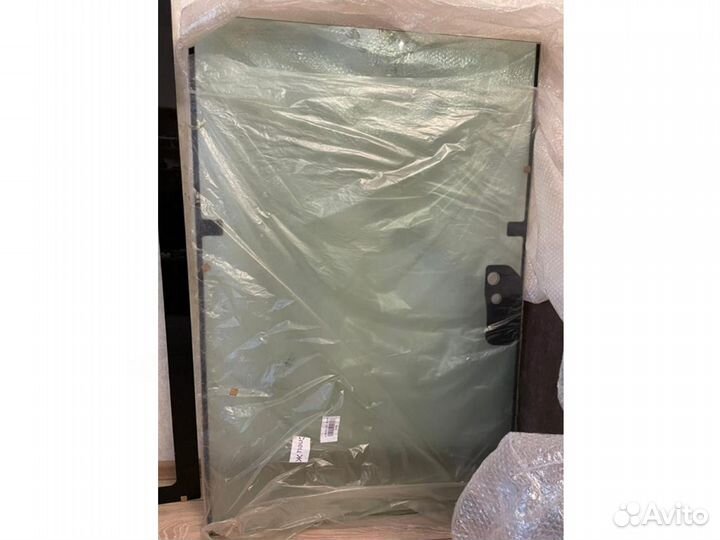 Стекло дверное форточка задняя Hitachi