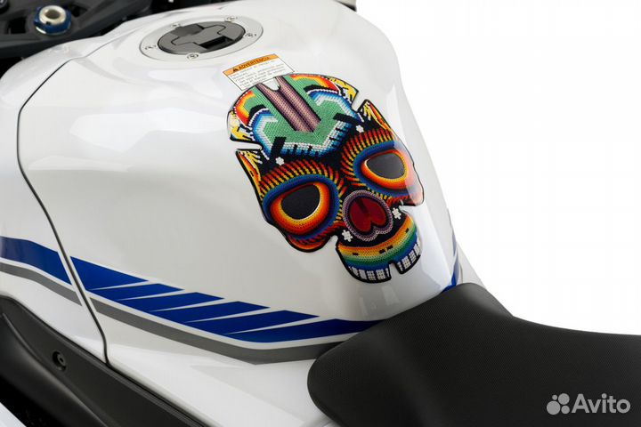 Центральная наклейка на бак One Design Skull