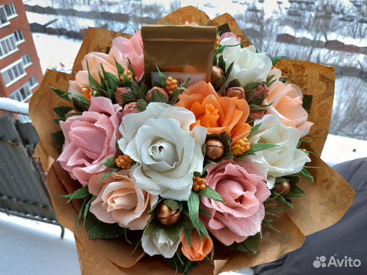 Букет из цветов с конфетами, чаем и орехами