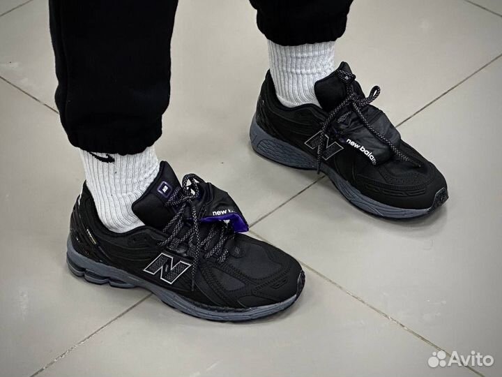 Кроссовки New Balance 1906R с подвесной сумкой