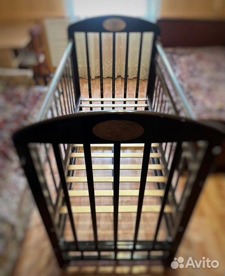 Детская кроватка с маятником