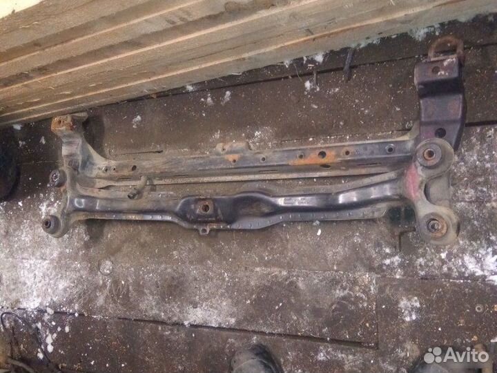 Балка подрадиаторная Volkswagen Passat B3 седан