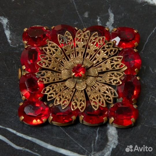 Брошь Квадрат с темно-красными камнями под золото