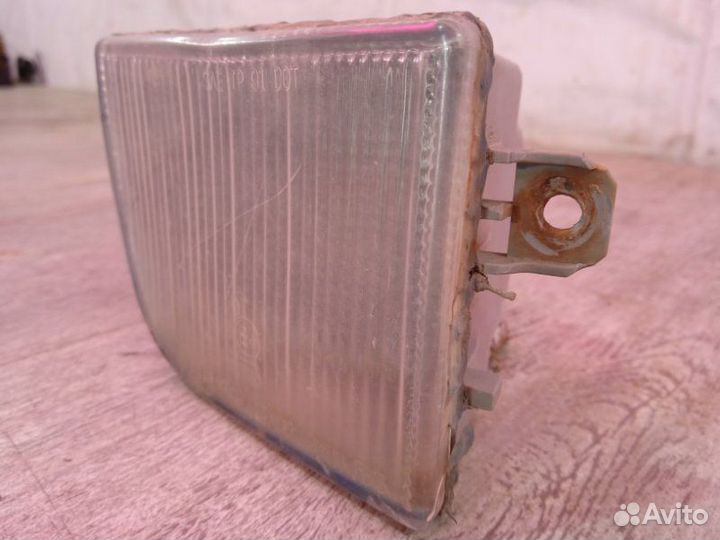 Поворотник передний правый Volkswagen Passat B4