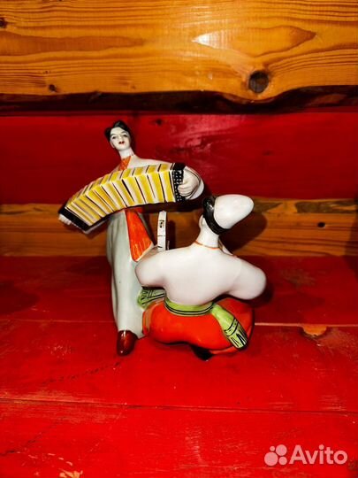 Фарфоровая статуэтка пляски С гармошкой