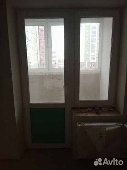 Дверь пластиковая с окном б/у