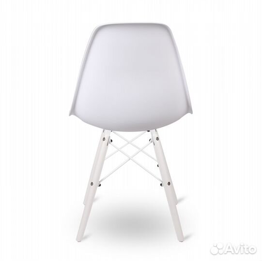 Стул Eames белый на белых ножках