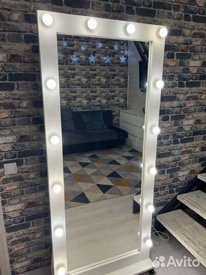 Гримерное зеркало с лампочками