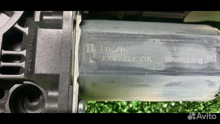 Моторчик стеклоподъемника задний левый Volkswagen